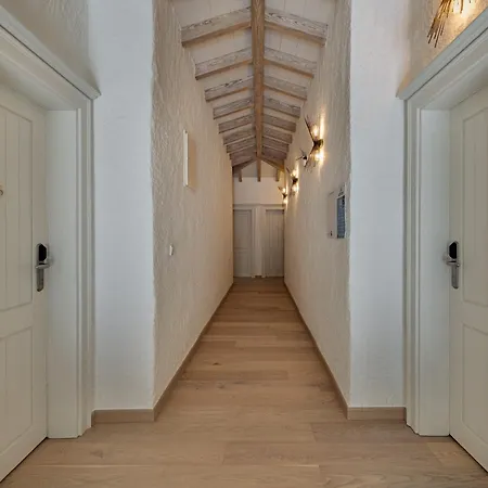 מלון Atrium Tas 2*