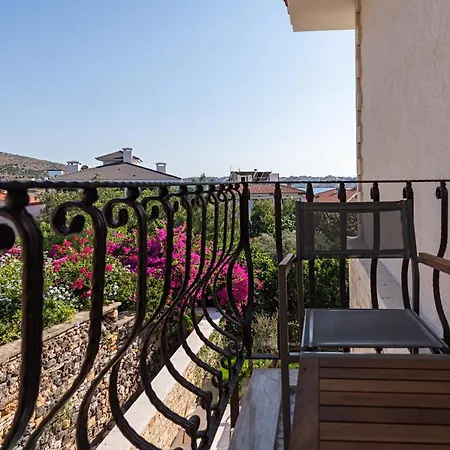 מלון Atrium Tas 2*